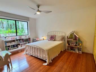 Se vende lujosa casa con patio en San Rafael Escazú 26-881