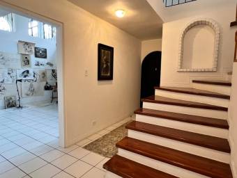 Se vende lujosa casa con patio en San Rafael Escazú 26-881