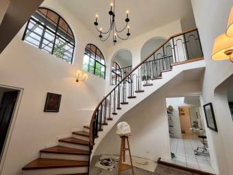 Se vende lujosa casa con patio en San Rafael Escazú 26-881