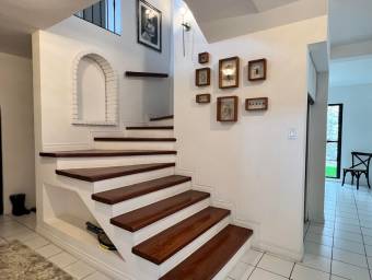 Se vende lujosa casa con patio en San Rafael Escazú 26-881