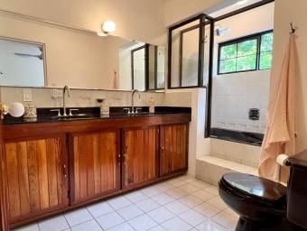 Se vende lujosa casa con patio en San Rafael Escazú 26-881