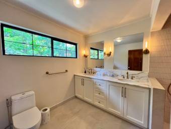 Se vende lujosa casa con patio en San Rafael Escazú 26-881