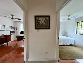 Se vende lujosa casa con patio en San Rafael Escazú 26-881