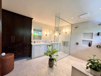 Se vende lujosa casa con patio en San Rafael Escazú 26-881