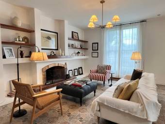 Se vende lujosa casa con patio en San Rafael Escazú 26-881