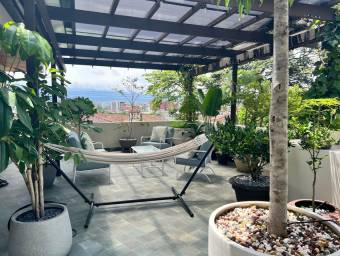 Se vende lujosa casa con patio en San Rafael Escazú 26-881