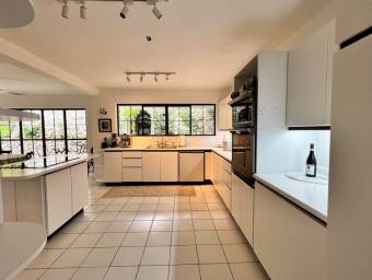 Se vende lujosa casa con patio en San Rafael Escazú 26-881