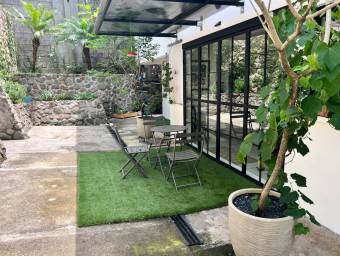 Se vende lujosa casa con patio en San Rafael Escazú 26-881