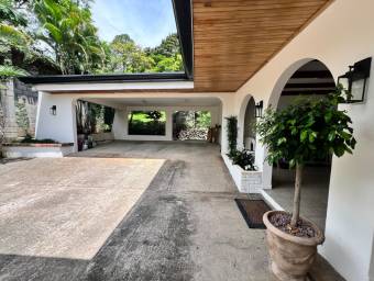 Se vende lujosa casa con patio en San Rafael Escazú 26-881