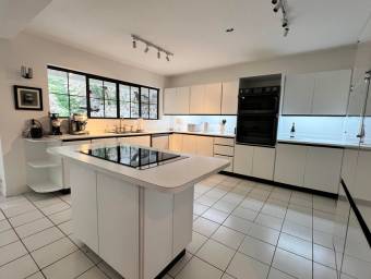 Se vende lujosa casa con patio en San Rafael Escazú 26-881