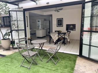 Se vende lujosa casa con patio en San Rafael Escazú 26-881