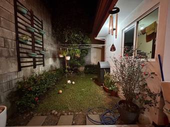 Se vende moderna casa con patio en Ulloa Heredia 25-1188