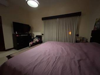 Se vende moderna casa con patio en Ulloa Heredia 25-1188