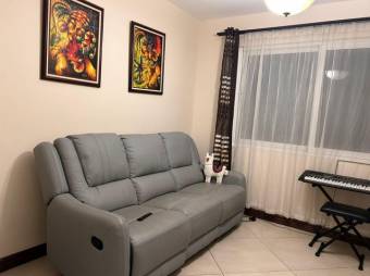 Se vende moderna casa con patio en Ulloa Heredia 25-1188