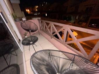 Se vende moderna casa con patio en Ulloa Heredia 25-1188