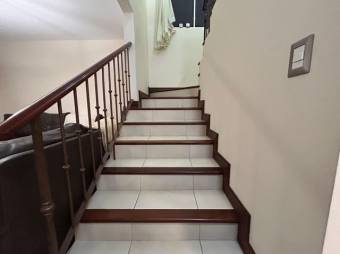 Se vende moderna casa con patio en Ulloa Heredia 25-1188