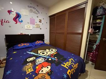 Se vende moderna casa con patio en Ulloa Heredia 25-1188