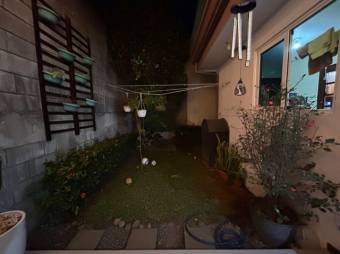 Se vende moderna casa con patio en Ulloa Heredia 25-1188