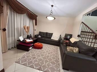 Se vende moderna casa con patio en Ulloa Heredia 25-1188