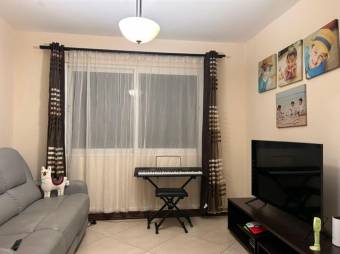 Se vende moderna casa con patio en Ulloa Heredia 25-1188