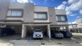 Se vende moderna casa con patio en condominio de Ulloa Heredia 26-733