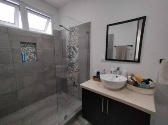 Se vende moderna casa en condominio de San Francisco Heredia 25-64