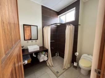 Se alquila espacioso apartamento en Escazú 26-750