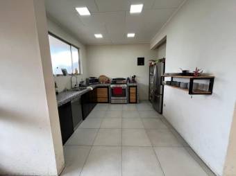 Se alquila espacioso apartamento en Escazú 26-750