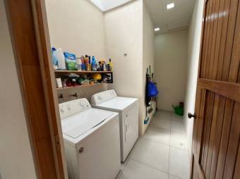 Se alquila espacioso apartamento en Escazú 26-750