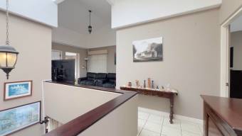 Se alquila moderna casa en condominio de San Antonio Escazú 26-760