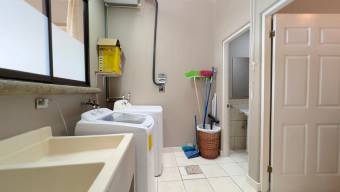 Se alquila moderna casa en condominio de San Antonio Escazú 26-760