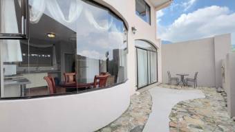 Se alquila moderna casa en condominio de San Antonio Escazú 26-760