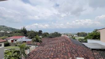 Se alquila moderna casa en condominio de San Antonio Escazú 26-760