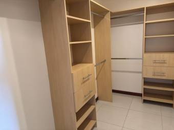 Se alquila apartamento con línea blanca en San Rafael Escazú 26-633