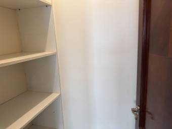 Se alquila apartamento con línea blanca en San Rafael Escazú 26-633