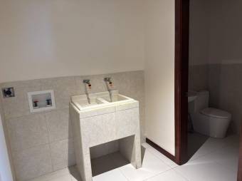 Se alquila apartamento con línea blanca en San Rafael Escazú 26-633