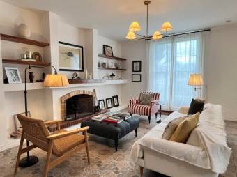 Se alquila moderna casa con patio y terraza en San Rafael Escazú 26-365