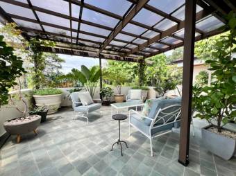 Se alquila moderna casa con patio y terraza en San Rafael Escazú 26-365