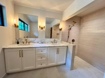 Se alquila moderna casa con patio y terraza en San Rafael Escazú 26-365