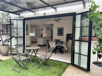 Se alquila moderna casa con patio y terraza en San Rafael Escazú 26-365