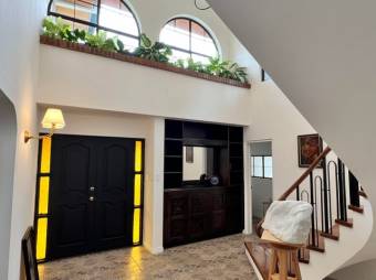 Se alquila moderna casa con patio y terraza en San Rafael Escazú 26-365