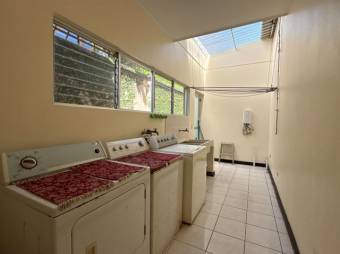 Se alquila espaciosa casa en residencial de Colon de Mora 25-2050