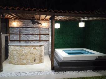 Se alquila espaciosa casa en residencial de Colon de Mora 25-2050