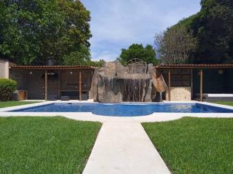 Se alquila espaciosa casa en residencial de Colon de Mora 25-2050