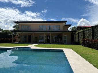 Se alquila espaciosa casa en residencial de Colon de Mora 25-2050