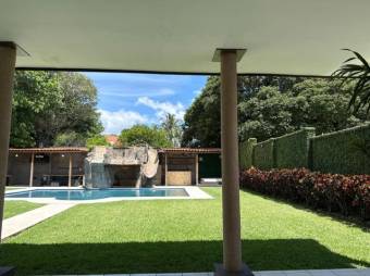 Se alquila espaciosa casa en residencial de Colon de Mora 25-2050