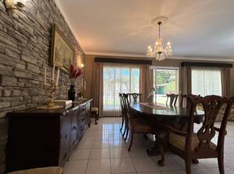 Se alquila espaciosa casa en residencial de Colon de Mora 25-2050