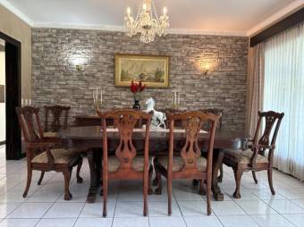 Se alquila espaciosa casa en residencial de Colon de Mora 25-2050