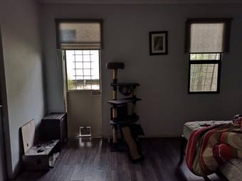 Se vende amplia propiedad con 2 bodegas en Uruca San José 24-143