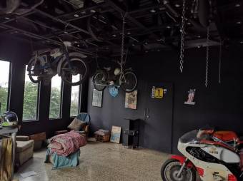 Se vende amplia propiedad con 2 bodegas en Uruca San José 24-143